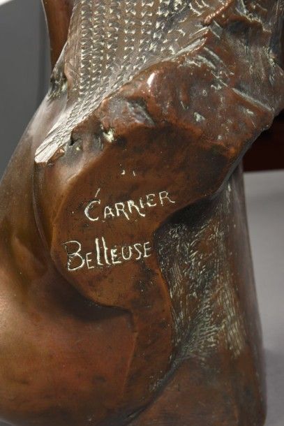 D'après CARRIER-BELLEUSE (1828-1887) Buste en métal estampé. Signé. FC