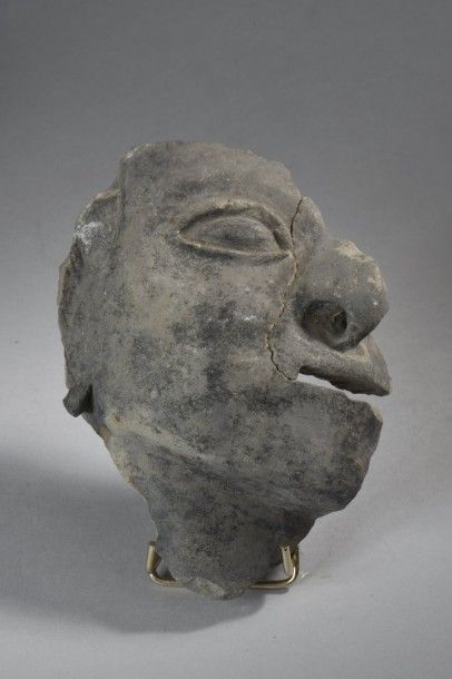 null FRAGMENT d'une tête humaine représentant un macheur de coca. Céramique grise....