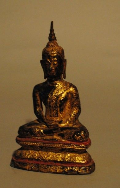null SUJET en bronze laqué doré représentant le Bouddha assit en méditation sur une...