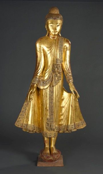 null IMPORTANT SUJET en bois laqué doré représentant bouddha debout tenant d'une...