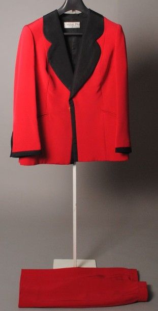 CHRISTIAN DIOR Haute couture n° 19214 Tailleur en gabardine rouge, veste à col cranté...