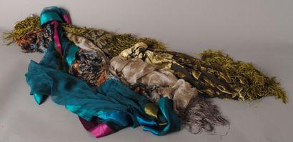 SENAS, TERANI Couture, Anonyme Lot de quatre châles en mousseline de soie, imprimés,...