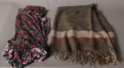 ANONYME Lot composé d'une large écharpe en laine et cachemire dans les tons de kaki...