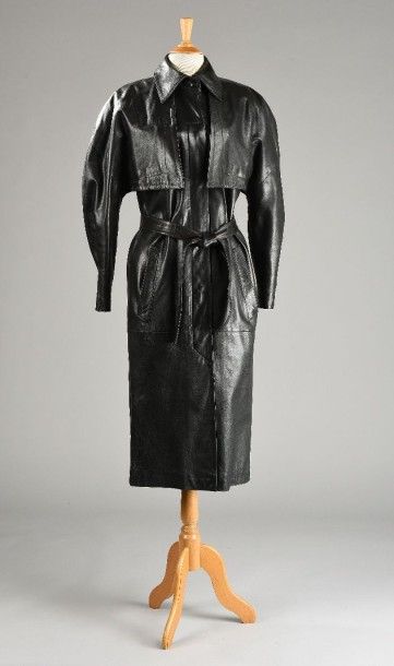IDEAL CUIR pour Claude MONTANA Manteau long en cuir noir, petit col, effet de bas...