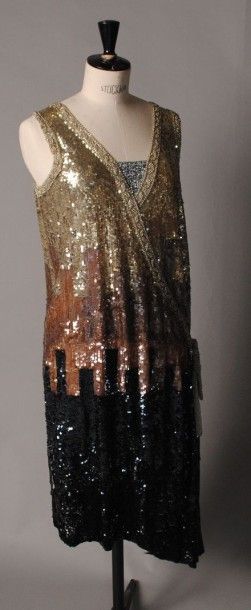 ANONYME Robe de théâtre d'inspiration 1925, pailletée, perlée multicolore, décolleté...