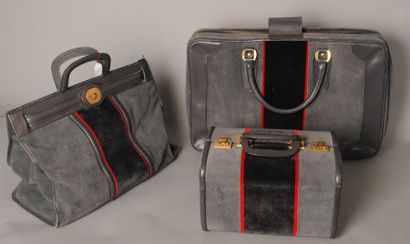 Principe Lot composé d'une valise souple en daim gris gansé de cuir de même couleur,...