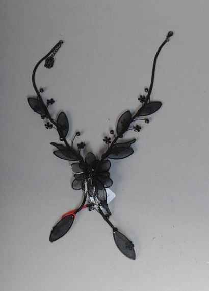 ANONYME Collier pendentif composé de fleurs en tulle serties de métal noirci, rehaussé...