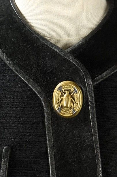 HERMES Paris Tailleur en toile de laine noir, col, poches en Renne de même couleur...