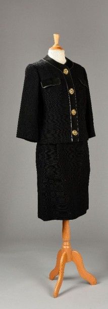 HERMES Paris Tailleur en toile de laine noir, col, poches en Renne de même couleur...