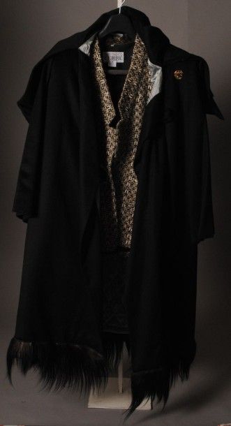 Anonyme, Ginafranco FERRE Lot composé d'un manteau en drap amazone noir, encolure...