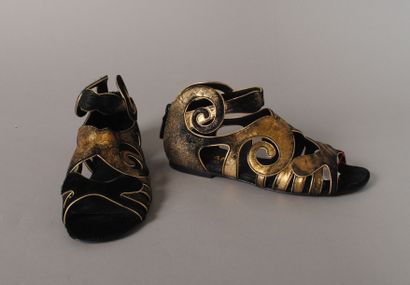 CHANEL Paire de sandales sans talon en daim noir rehaussé d'or à motifs découpés,...