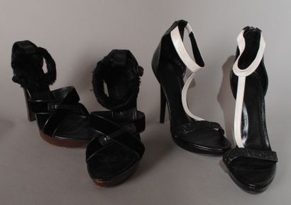 Yves SAINT LAURENT, KARL Lot composé de deux paires de sandales, l'une en cuir, velours,...