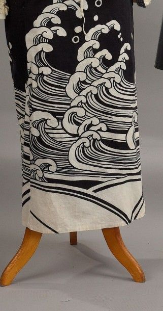 KANSAI Jupe portefeuille en coton imprimé noir, blanc d'après un tableau d'Hokusai;...