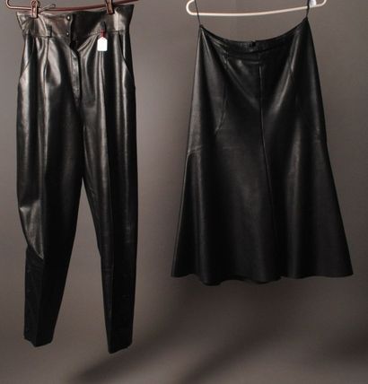 Karl LAGERFELD, ANONYME Lot composé d'un pantalon et d'une jupe mi-longue en cuir...