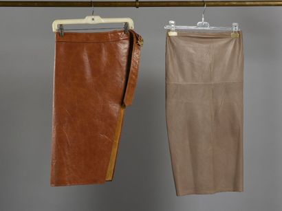 ANONYME Lot composé d'une jupe à effet de drapé en cuir taupé et d'une surjupe paréo...