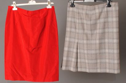 CHRISTIAN DIOR Anonyme Lot composé d'une jupe en reps rouge, fente dos et l'autre...