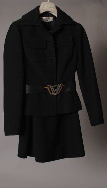 PHILIPPE VENET Tailleur en gabardine de laine noire, veste à petit col, simple boutonage...