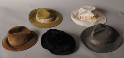 Emporio ARMANI, GUCCI, WHITTALL & SHON, Jean BARTHET, BORSALINO Lot de cinq chapeaux...
