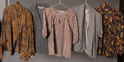 Yves SAINT LAURENT Rive Gauche Lot composé de cinq blouses, chemises en soie façonnée,...