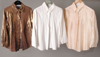 CHRISTIAN DIOR Lot de trois chemises de même modèle, l'une en coton blanc, l'autre...