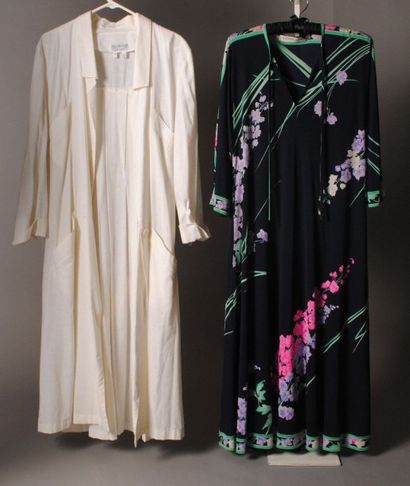 LEONARD, Ted LAPIDUS Lot comprennant une robe longue en jersey imprimé à motif florale...