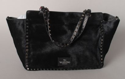 VALENTINO Rare sac "Rockstud" en poulain clouté noir, fermoir en métal noirci, double...
