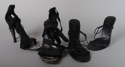 GUCCI Lot composé d'une paire de sandales à brides, talon et devant en nacre et d'une...