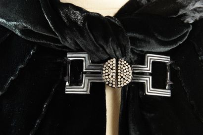 ANONYME Haute couture circa 1930 Cape en panne de velours de soie noir, empiècement...