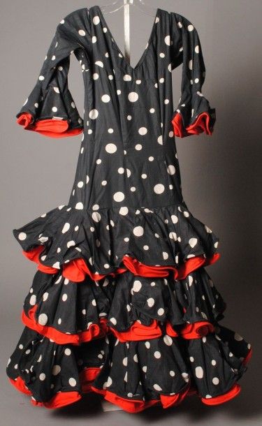 null Robe de Flamenco en coton noir à pois blanc doublée de coton rouge. Tâches.