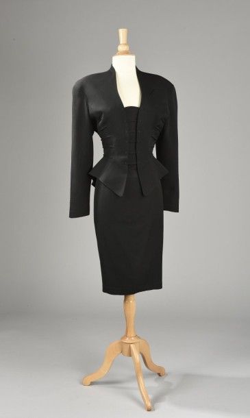 Thierry MUGLER pour Woman 24 Tailleur en gabardine de laine noire composé d'une veste...
