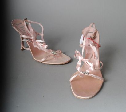 CHRISTIAN DIOR Paire de sandales à brides en satin rose perlé, empeigne ornée de...