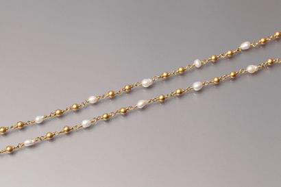 null CHAÎNE en or jaune (18K 750 ?), composé de perles baroques alternées par des...