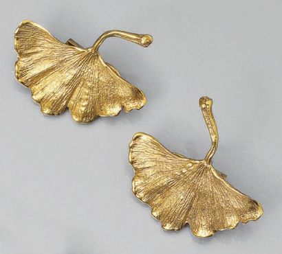 CLAUDE LALANNE (NÉE EN 1924) Paire de clips d'oreilles en bronze doré représentant...