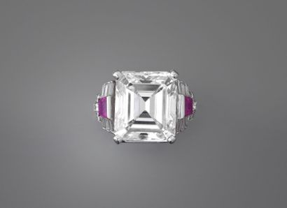 null BAGUE en platine, sertie d'un diamant taille émeraude pesant 12.46 carats, épaulé...