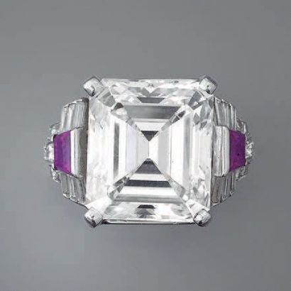 null BAGUE en platine, sertie d'un diamant taille émeraude pesant 12.46 carats, épaulé...