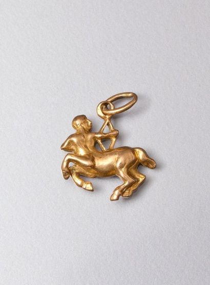 null PENDENTIF en or jaune (18K 750?) représentant un centaure (sagittaire). Poids:...