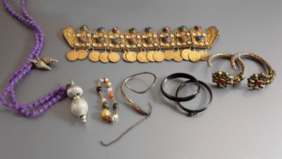 null LOT DE BIJOUX ethniques en métal comprenant six bracelets et deux colliersExpert:FLANDRIN...