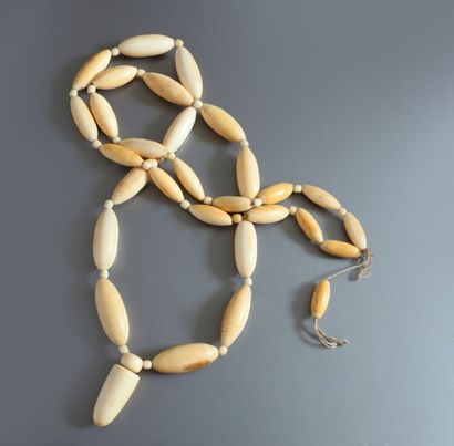 null COLLIER en ivoire composé de navettes alternées de perles Circa 1920 Ivoire...
