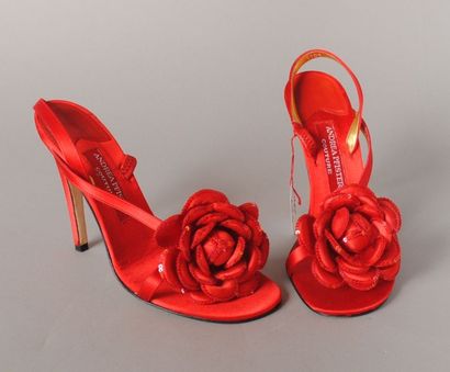 Andréa PFISTER Couture Paire de sandales en satin rouge empeigne ornée d'un camélia...