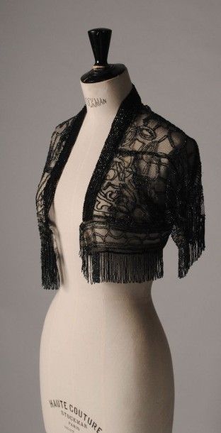 Anonyme circa 1925/1930 Robe en tulle noir brodée de paillettes, effet de col par...