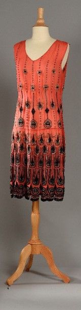 ANONYME, circa 1925 Robe en voile de coton corail brodée d'un motif Art Nouveau,...
