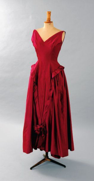 null Robe du soir en satin de soie cyclamen, griffée Pierre Balmain, robe de défilé,...