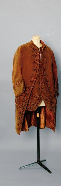null Habit, gilet et culotte assortis, XVIIIe siècle, en velours ciselé brun à décor...