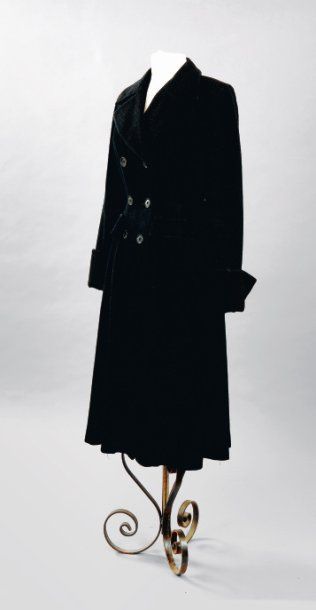 null Manteau redingote en lainage noir, vers 1949, griffé Jacques Fath.