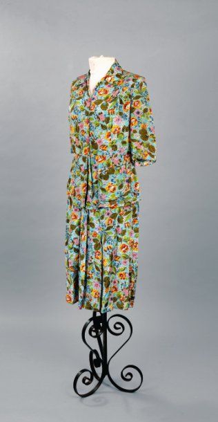 null Tailleur jupe en soie imprimée de fleurs sur fond turquoise, vers 1940.