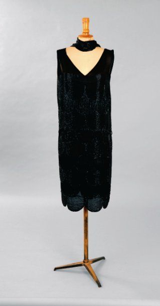 null Robe en crêpe noir, entièrement brodée de perles tube noires en forme d'écailles,...