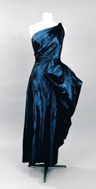 null Robe en taffetas bleu nuit drapée, griffée Jean Dessès, vers 1948.