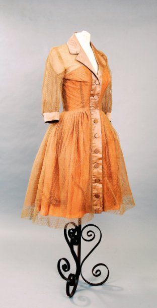 null Robe en tulle beige rosé, point d'esprit, griffée Jacques Fath, vers 1950.