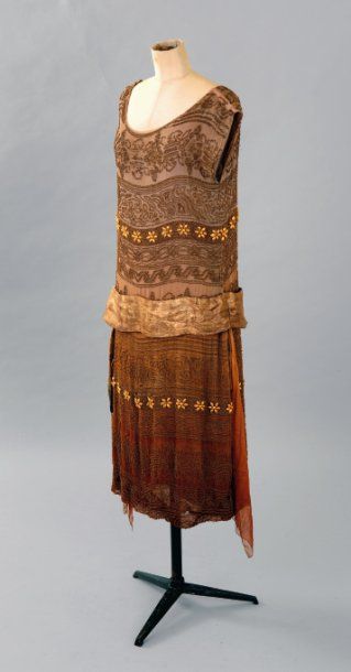 null Robe en mousseline marron brodée de perles, ceinture lamé or, vers 1925.