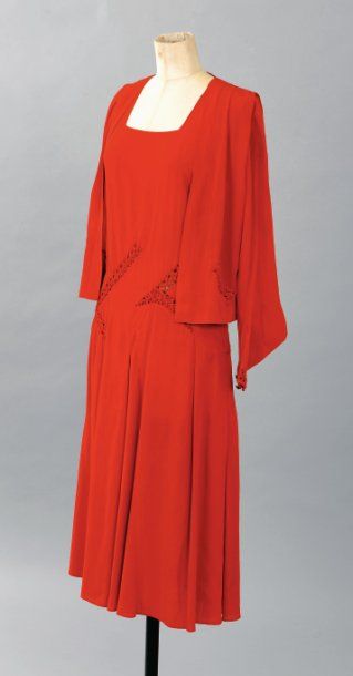 null Ensemble robe et gilet en crêpe rouge géranium et jours tressés, vers 1930.